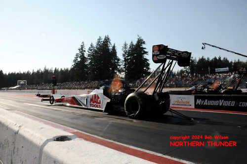 Doug Kalitta (near lane) vs Justin Ashley (far lane)